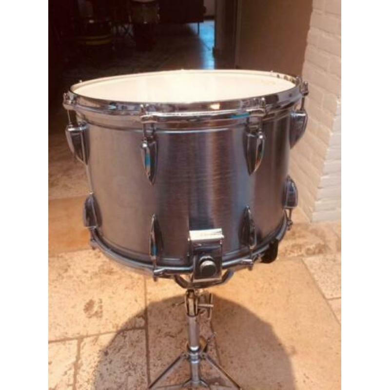 Carnaval met marching snaredrum met stokken en band trom