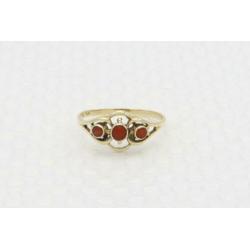 14 Karaat. Antieke gouden ring met bloedkoraal. Maat: 16.75