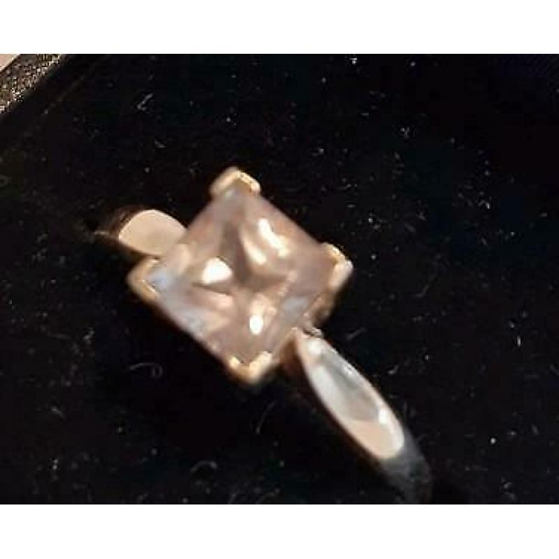 9 karaat geelgouden ring met zeldzame zultaniet