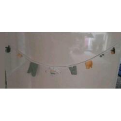Geboorte slinger met kleedjes leuk aan de kast of commode