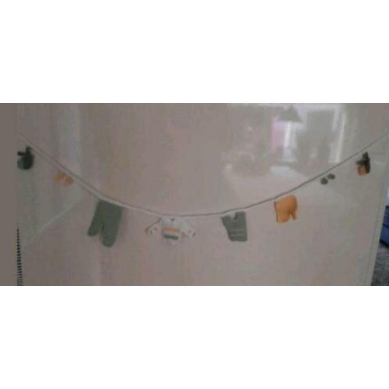 Geboorte slinger met kleedjes leuk aan de kast of commode