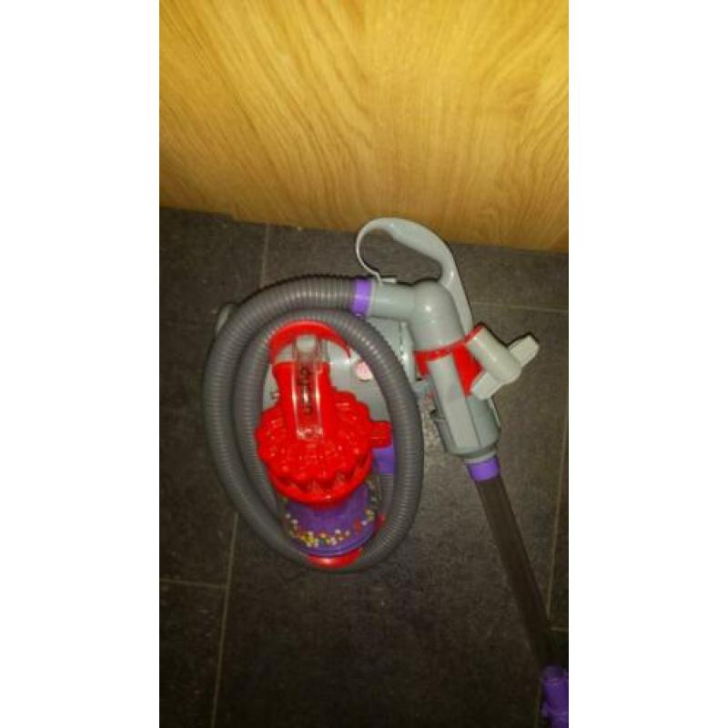 Kinder stofzuiger merk Dyson +houten blokjes in wagentje