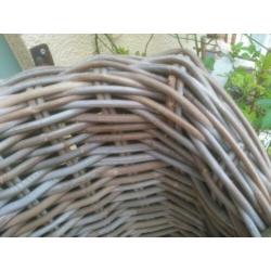 Set van twee rieten stoelen
