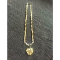 Ketting met hangertje,hart met stenen,geeft geen kleur af