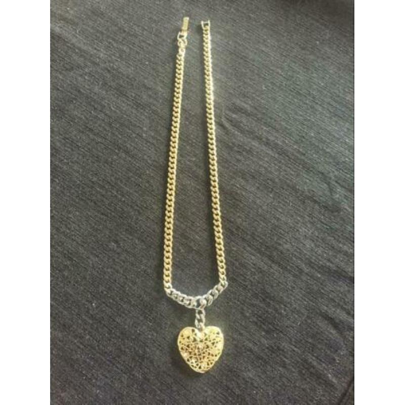 Ketting met hangertje,hart met stenen,geeft geen kleur af