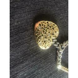 Ketting met hangertje,hart met stenen,geeft geen kleur af