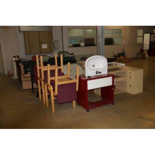 Partij Stoelen, Kastjes Fauteuils en Matrassen.
