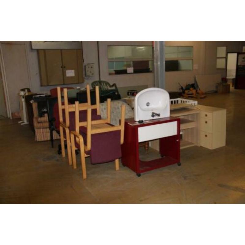 Partij Stoelen, Kastjes Fauteuils en Matrassen.