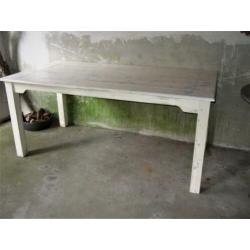 Rechthoekige witte doorgeschuurde eettafel.