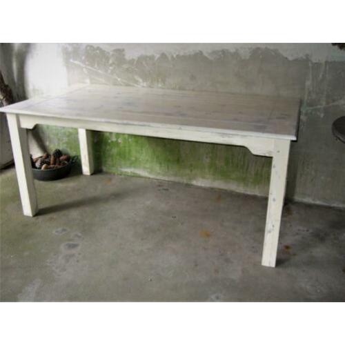 Rechthoekige witte doorgeschuurde eettafel.