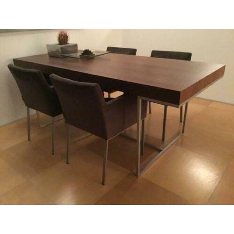Eettafel en stoelen