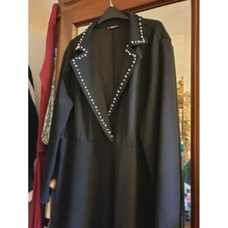 Zwarte jurk met parels maat 48 50