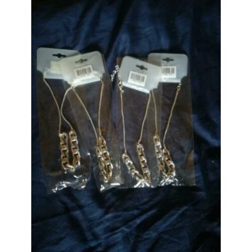 Grote doos vol nieuwe dames sieraden