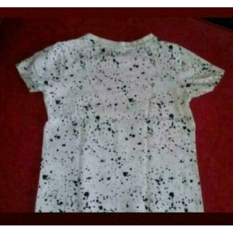 Heel mooi wit shirt met zwarte spetters ... Maat 104