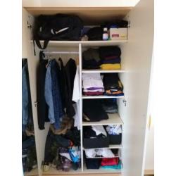 Kledingkast en bureau