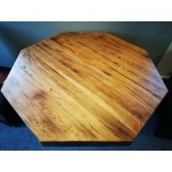 Massief eiken houten tafel met zwart stalen poot.