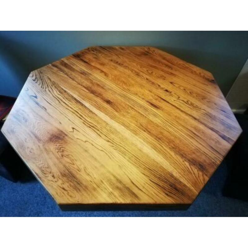 Massief eiken houten tafel met zwart stalen poot.
