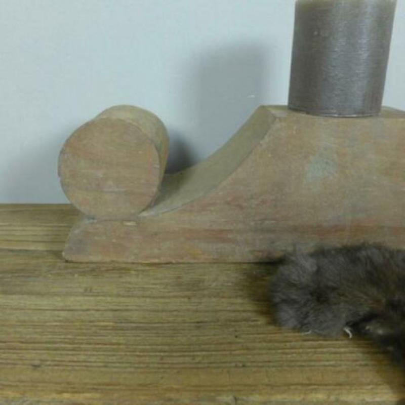 Stoere oude doorleefde houten poer/kandelaar uit India