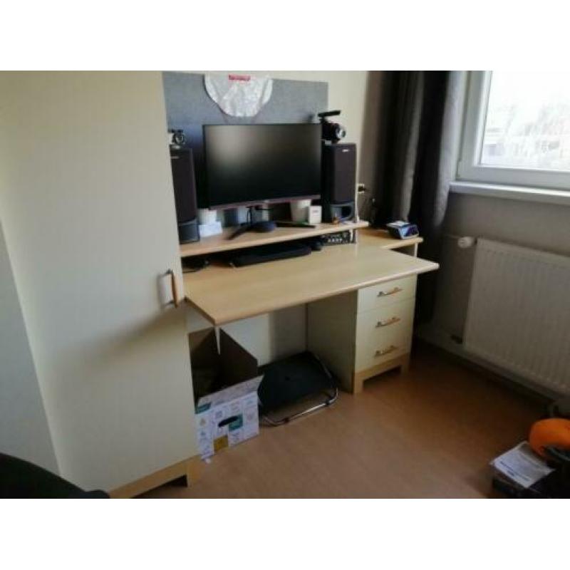 Kledingkast en bureau