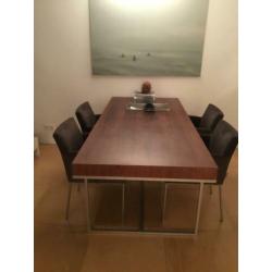 Eettafel en stoelen