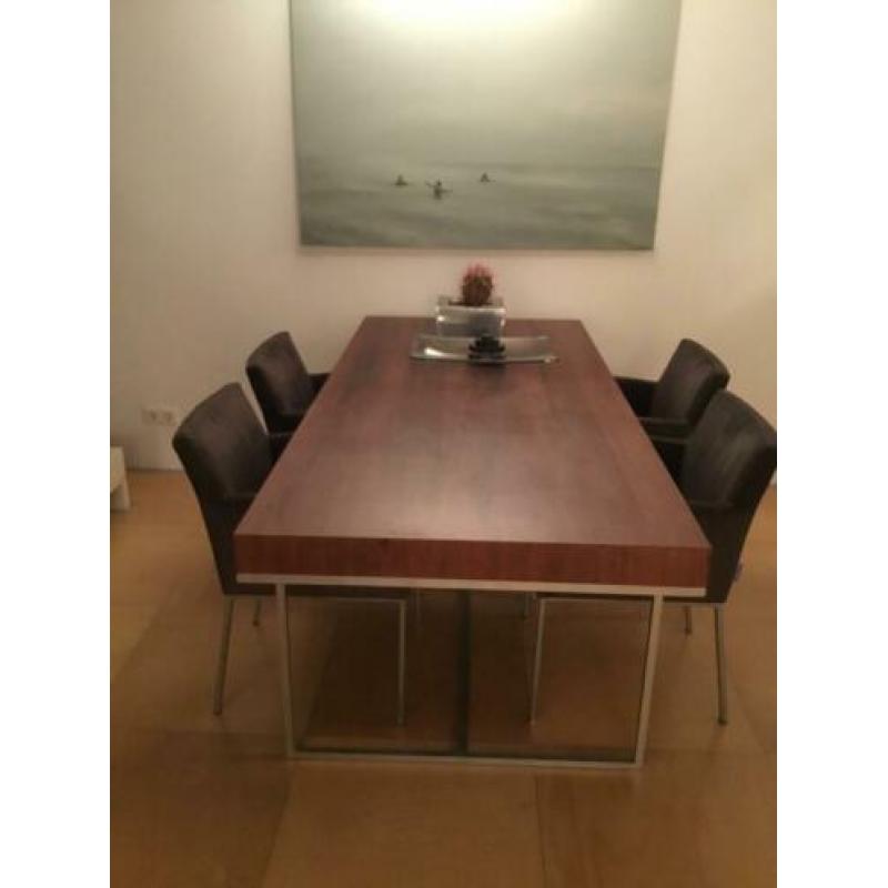 Eettafel en stoelen