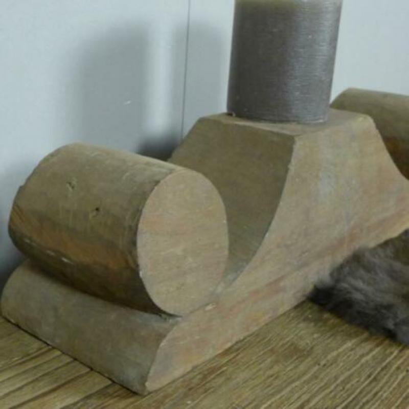 Stoere oude doorleefde houten poer/kandelaar uit India