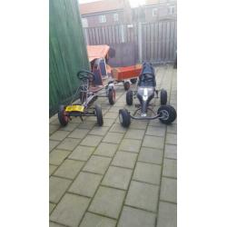 Twee skelters met aanhanger