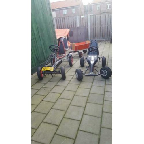 Twee skelters met aanhanger