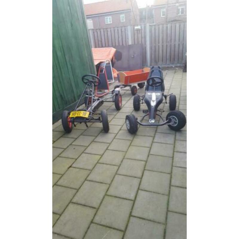 Twee skelters met aanhanger