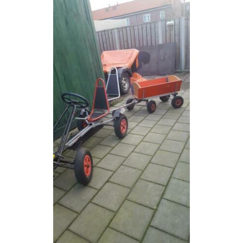 Twee skelters met aanhanger