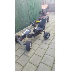 Twee skelters met aanhanger