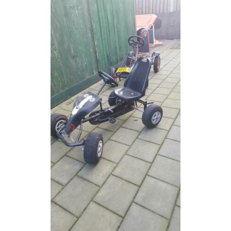 Twee skelters met aanhanger