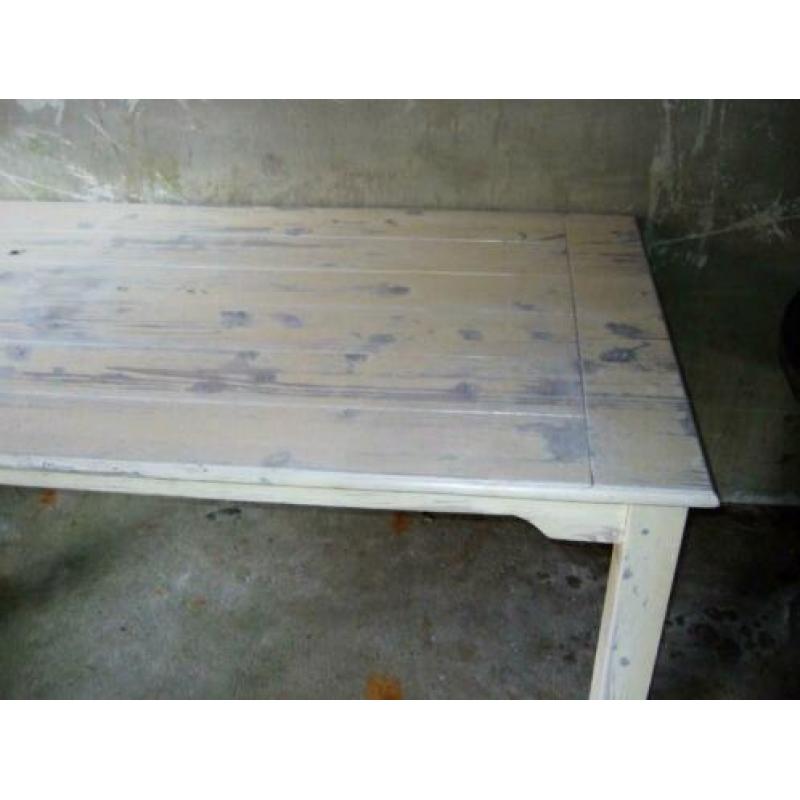 Rechthoekige witte doorgeschuurde eettafel.
