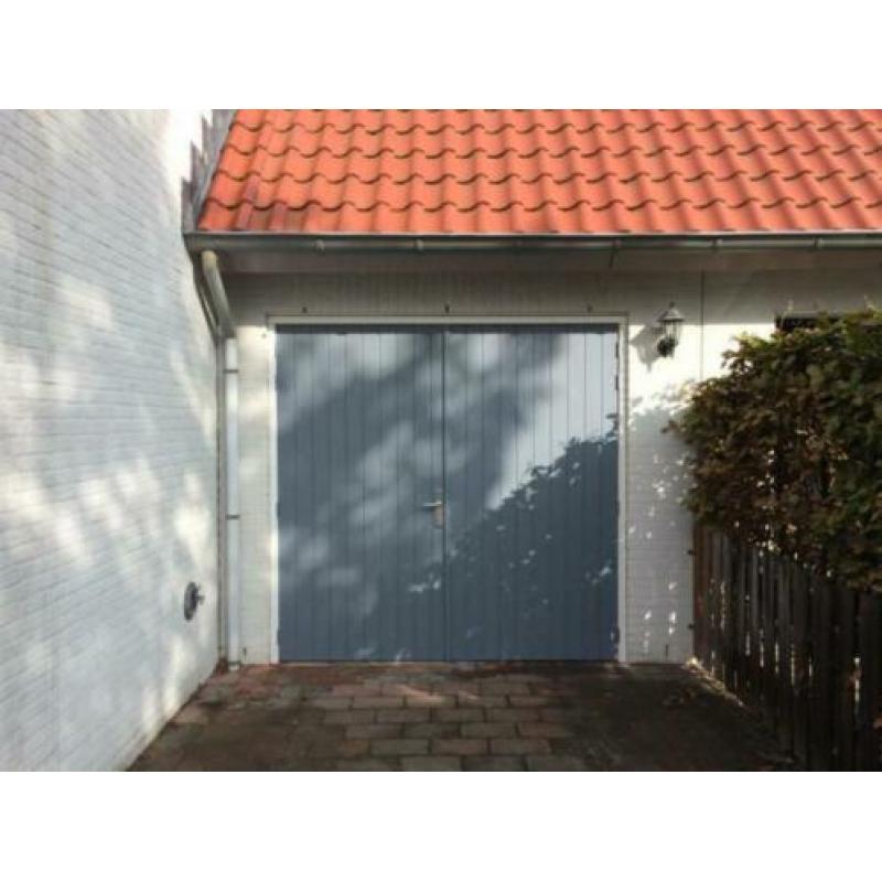 Openslaande houten garagedeuren uit Den Ham