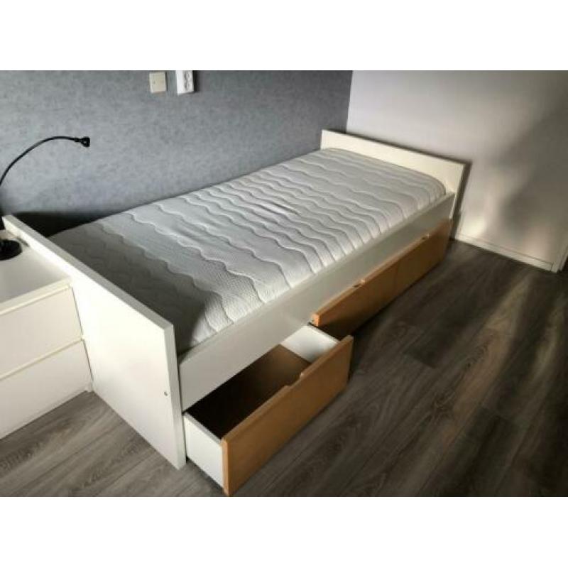 1 persoons bed met 2 kastjes te koop