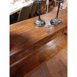 Koloniale teakhouten sidetable met lades in onderplateau