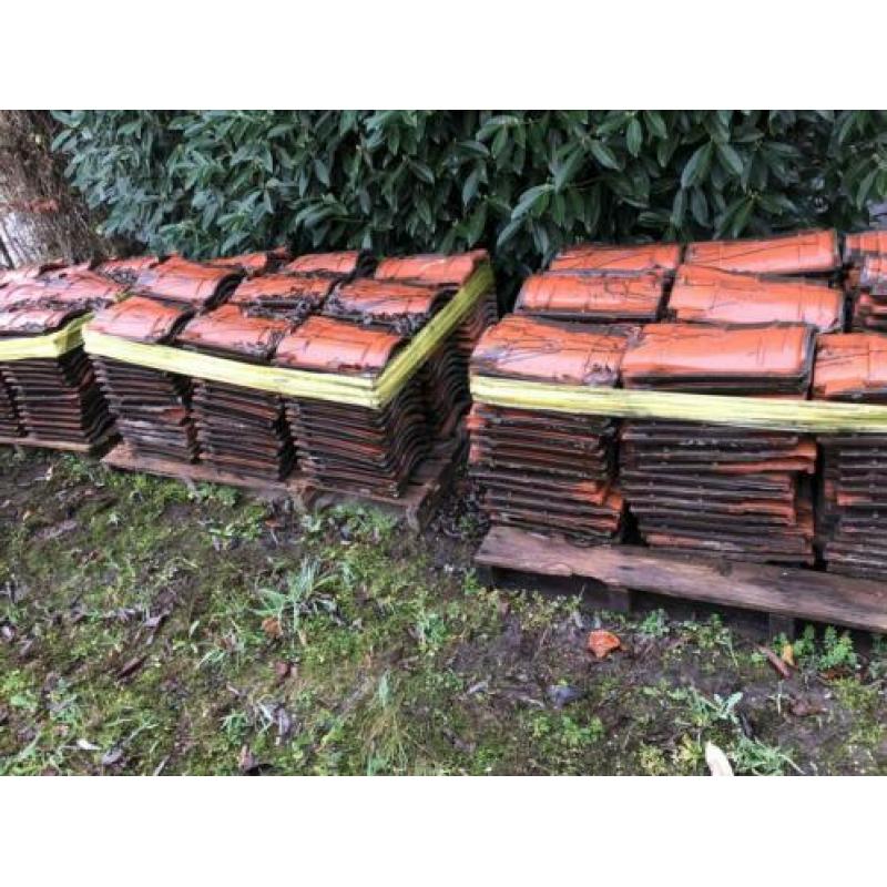 Partij dakpannen 1800 stuks met gevelpannen en nokvorsten