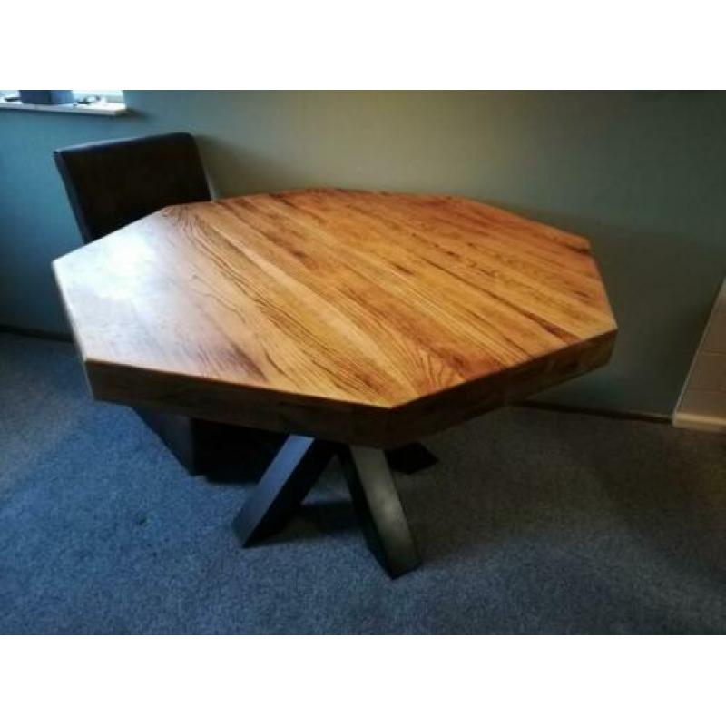 Massief eiken houten tafel met zwart stalen poot.