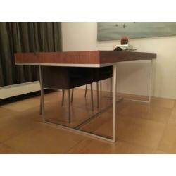 Eettafel en stoelen