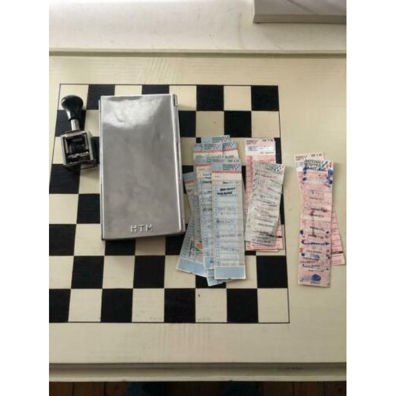 Aantal oude strippenkaarten , stempel en kaartjes houder
