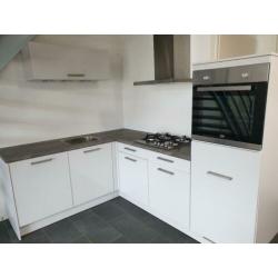 INNOVARE Keukens: HOOGGLANS Showroomkeuken / Compleet !
