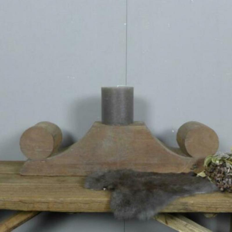 Stoere oude doorleefde houten poer/kandelaar uit India