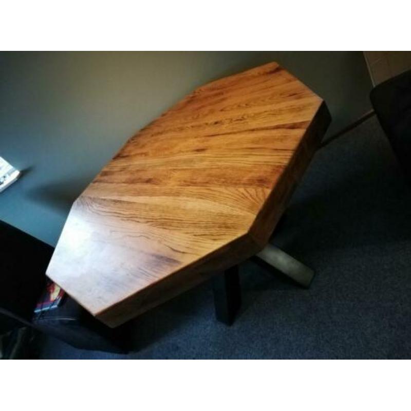 Massief eiken houten tafel met zwart stalen poot.