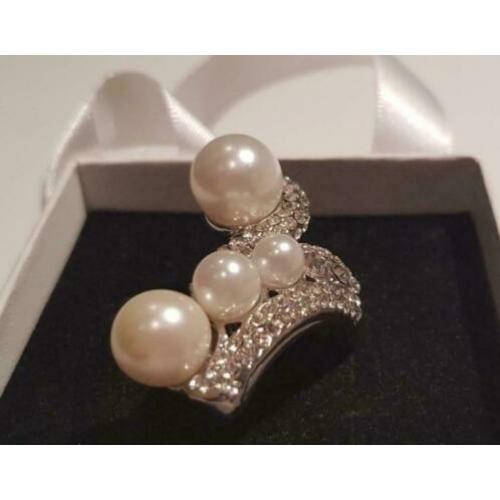 Extravagante ring met parels en strass