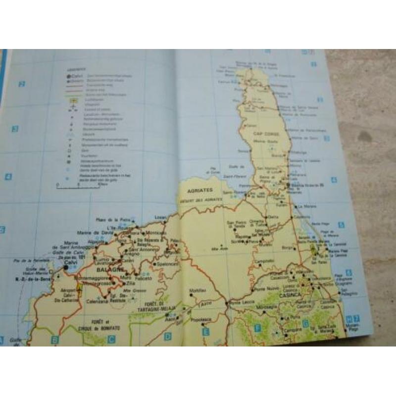 Lannoo reisgids Corsica. 190 blz. Zie andere reisgidsen.