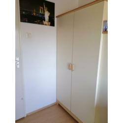 Kledingkast en bureau
