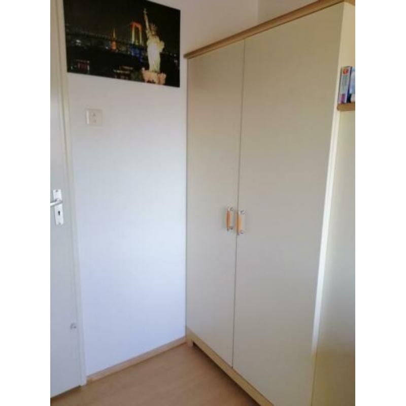 Kledingkast en bureau