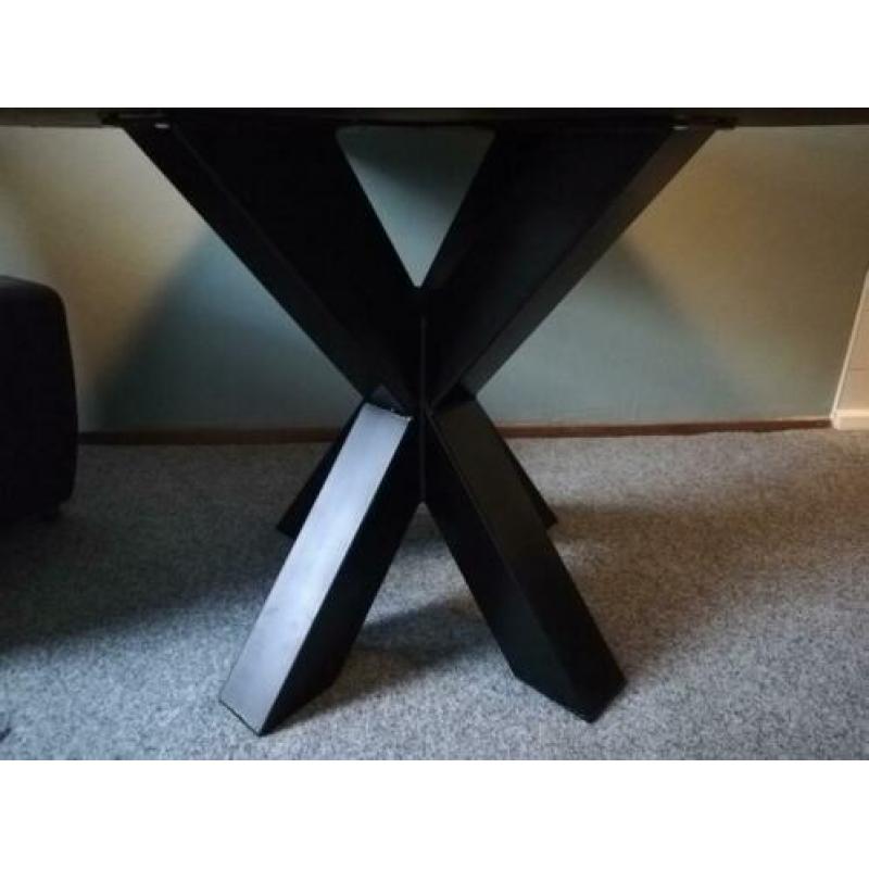 Massief eiken houten tafel met zwart stalen poot.
