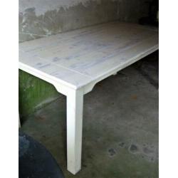 Rechthoekige witte doorgeschuurde eettafel.