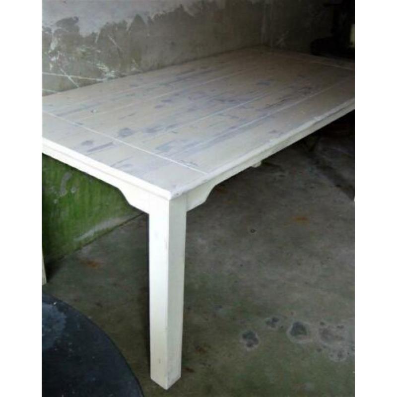 Rechthoekige witte doorgeschuurde eettafel.